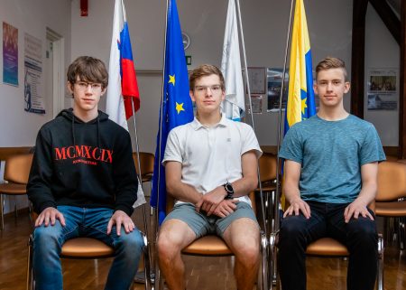 Trije državni prvaki, vsak v svoji kategoriji za gimnazijski letnik (z leve): Nino Kolander (1. c), Lovro Drofenik (4. g) in Valentin Romih (3. c).