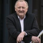 Ravnatelj dr. Anton Šepetavec, ki se naslanja na ograjo
